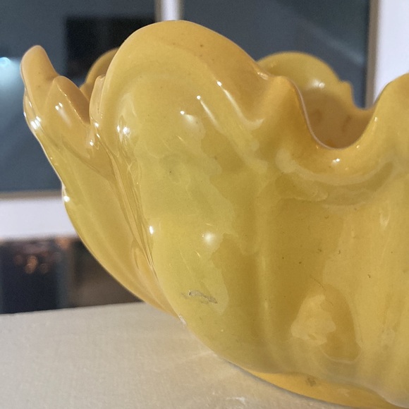 Art deco amazing yellow numbered signed planter. Does it depict frogs? - Picture 2 of 6
